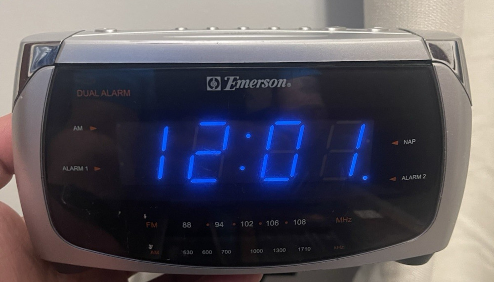 Emerson LARGE DISPLAY Model CK5250 Dual Alarm Clock AM/FM Radio Tuner Works